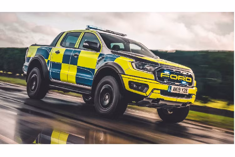 Tại Anh, giá xe Ford Ranger Raptor và Ford Focus Estate lần lượt là 47.874 và 32.785 bảng Anh (tương đương 1,43 tỷ đồng và 979 triệu đồng).