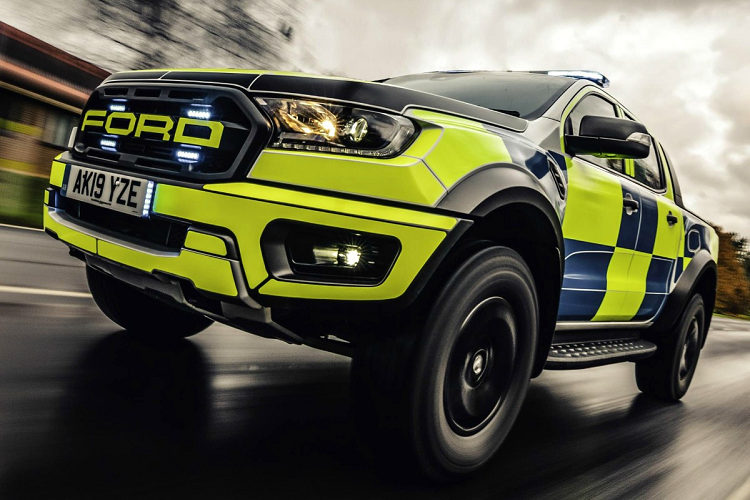 Theo trang bị tiêu chuẩn, xe lắp hộp số tay 6 cấp, nhưng cũng có thêm tùy chọn hộp số tự động 7 cấp. Ford Focus ST Estate có thể tăng tốc từ 0 lên 100 km/h chỉ dưới 6 giây và có thể đạt vận tốc tối đa 250 km/h.