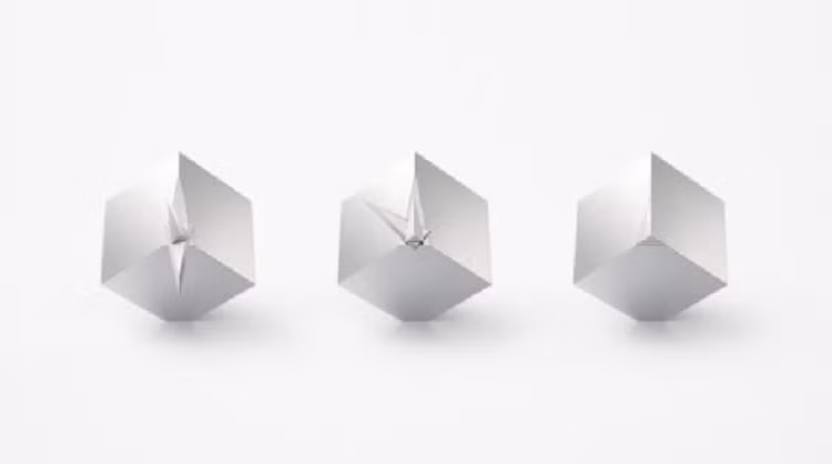 Đồng hồ siêu độc đúng 12 giờ là biến thành khối lập phương Dong ho sieu doc dung 12 gio la bien thanh khoi lap phuong