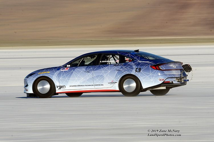 Ngoài ra, xe còn được trang bị bộ điều khiển Nitrous Express Maximizer EZ, thùng chứa ni-tơ kép và gói điện từ đường ray nhiên liệu ướt. Đặc biệt, Sonata Hybrid còn sử dụng nhiên liệu xe đua và chạy phần mềm hệ truyền động tùy chỉnh.