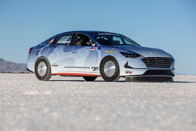 Các sửa đổi tiếp tục với sự bổ sung của thanh giằng cân bằng mới, giảm xóc và lò xo nâng cấp từ KW Suspensions. Chưa hết, Hyundai Sonata Hybrid cũng được lắp đặt các bánh xe đua Vision Rally 55, bọc trong lốp Goodyear Eagle, đi kèm hệ thống phanh hiệu suất cao với các đĩa phanh mặt trăng khí động học.