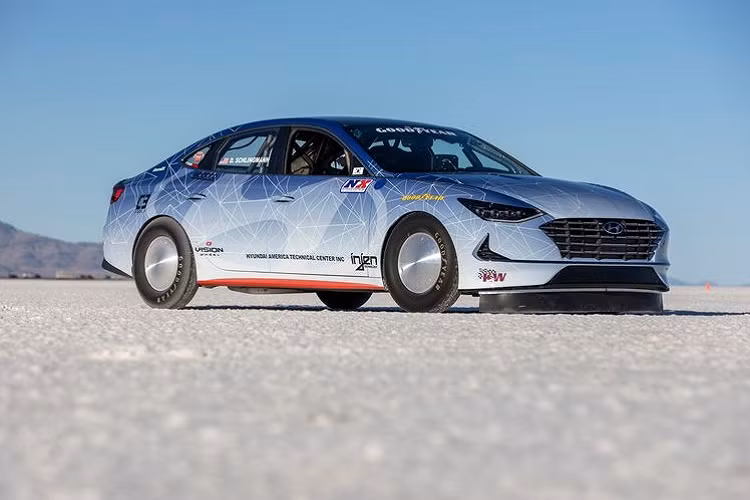 Các sửa đổi tiếp tục với sự bổ sung của thanh giằng cân bằng mới, giảm xóc và lò xo nâng cấp từ KW Suspensions. Chưa hết, Hyundai Sonata Hybrid cũng được lắp đặt các bánh xe đua Vision Rally 55, bọc trong lốp Goodyear Eagle, đi kèm hệ thống phanh hiệu suất cao với các đĩa phanh mặt trăng khí động học.