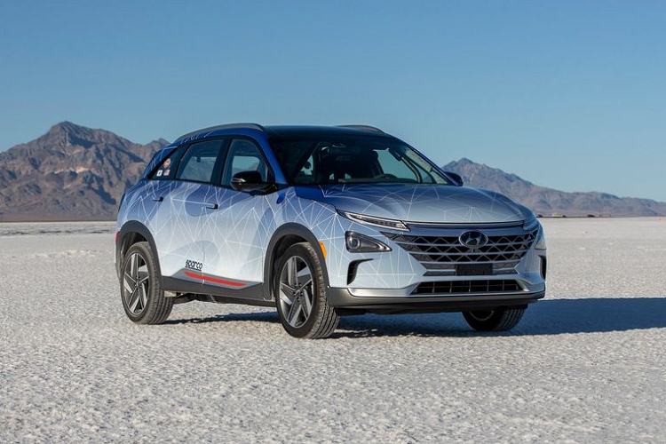 Chiếc xe được nâng cấp nhẹ nhàng ở bên ngoài, với lớp bọc mới và bộ cản trước hiệu chỉnh để tối ưu hóa khí động học. Bên cạnh đó, xe được trang bị thêm một loạt tính năng an toàn, bao gồm lồng cuộn làm từ hợp kim thép được chứng nhận bởi FIA, ghế an toàn Sparco ERGO với dây đai an toàn 6 điểm, các tấm lưới bảo vệ cánh tay và cửa sổ cùng hệ thống chữa cháy trên xe.