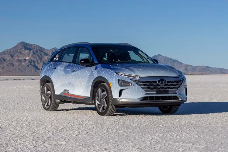 Chiếc xe được nâng cấp nhẹ nhàng ở bên ngoài, với lớp bọc mới và bộ cản trước hiệu chỉnh để tối ưu hóa khí động học. Bên cạnh đó, xe được trang bị thêm một loạt tính năng an toàn, bao gồm lồng cuộn làm từ hợp kim thép được chứng nhận bởi FIA, ghế an toàn Sparco ERGO với dây đai an toàn 6 điểm, các tấm lưới bảo vệ cánh tay và cửa sổ cùng hệ thống chữa cháy trên xe.