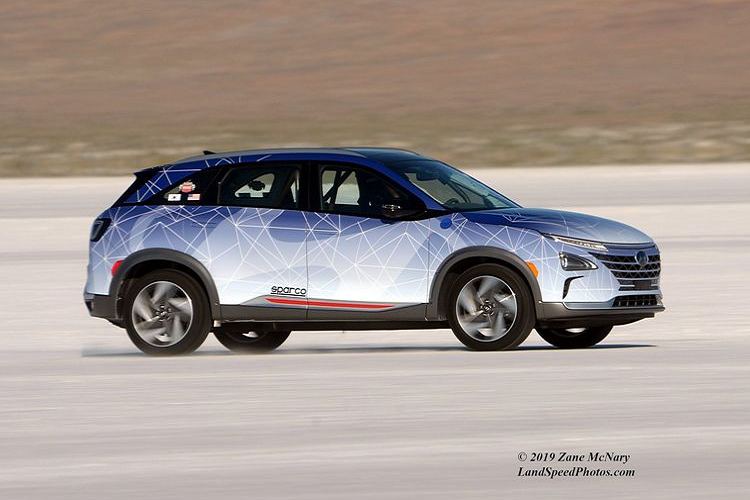 Tương tự như vậy, mẫu xe Hyudai Sonata Hybrid cũng giành được kỷ lục tốc độ mặt đất đối với các xe hybrid điện - xăng, thành tích là 265,009 km/h. Chiếc xe được nâng cấp đáng kể, đầu tiên là khối động cơ cập nhật với đầu ống xả tùy chỉnh và hệ thống ống xả 76mm của Injen Technology.