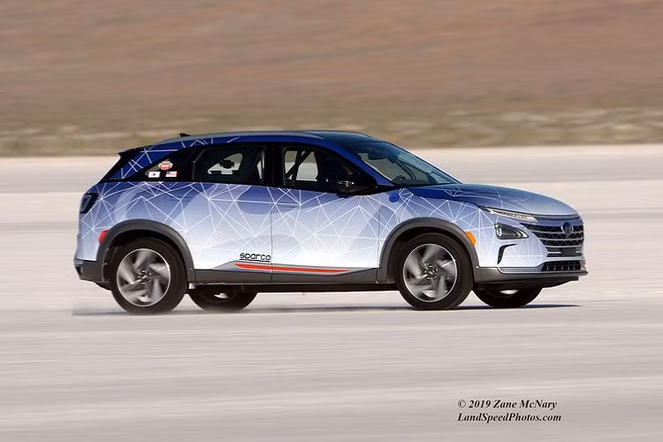 Tương tự như vậy, mẫu xe Hyudai Sonata Hybrid cũng giành được kỷ lục tốc độ mặt đất đối với các xe hybrid điện - xăng, thành tích là 265,009 km/h. Chiếc xe được nâng cấp đáng kể, đầu tiên là khối động cơ cập nhật với đầu ống xả tùy chỉnh và hệ thống ống xả 76mm của Injen Technology.