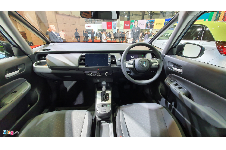 Tuy mang thân hình nhỏ gọn, Honda Jazz 2020 lại sở hữu không gian nội thất rộng rãi hơn đời cũ. Jazz 2020 vẫn sử dụng kiểu bố trí ghế ngồi Magic Seat – “vũ khí” góp công lớn vào thành công của mẫu xe trong những năm qua. 