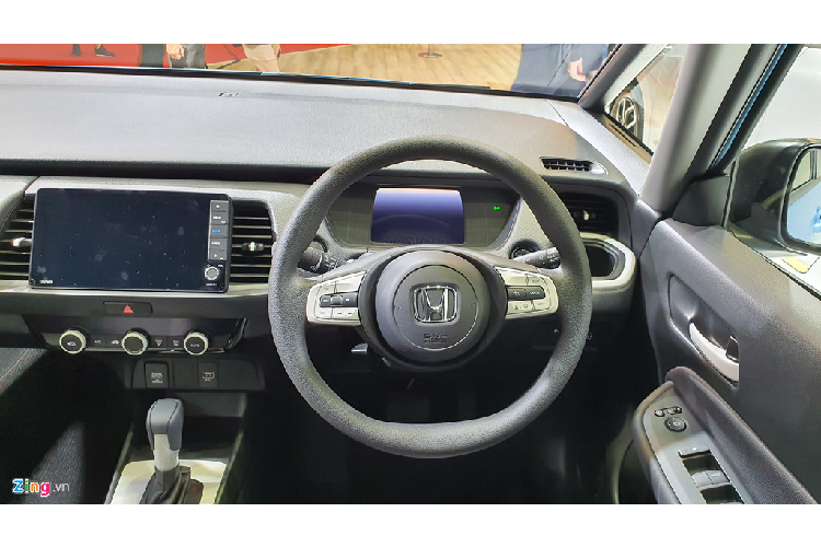 Bản cao cấp nhất của Jazz 2020 là Luxe, được trang bị ghế bọc da, nhiều chi tiết mạ chrome và mâm xe hợp kim 16 inch. Bản Crosstar thấp bậc hơn nhưng sở hữu kiểu dáng thể thao hơn với giá nóc kim loại cùng vật liệu chống thấm nước trong cabin. 