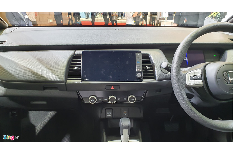 Honda Jazz 2020 có 5 phiên bản là Basic, Home, Ness, Crosstar và Luxe. Xe được trang bị tiêu chuẩn camera góc rộng với tổng cộng 8 cảm biến ở phía trước và sau, giúp tăng hiệu quả hoạt động của hệ thống phanh tự động khẩn cấp. Ngoài ra, Jazz 2020 còn được bổ sung hệ thống an toàn Honda Sensing dưới dạng trang bị tùy chọn. 