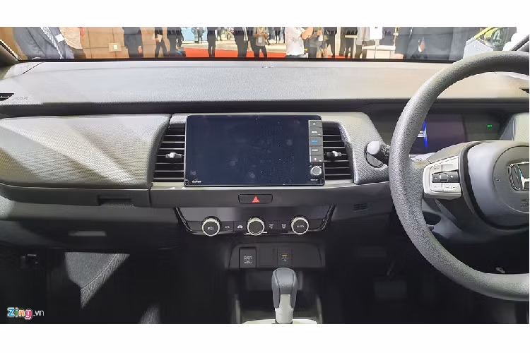 Honda Jazz 2020 có 5 phiên bản là Basic, Home, Ness, Crosstar và Luxe. Xe được trang bị tiêu chuẩn camera góc rộng với tổng cộng 8 cảm biến ở phía trước và sau, giúp tăng hiệu quả hoạt động của hệ thống phanh tự động khẩn cấp. Ngoài ra, Jazz 2020 còn được bổ sung hệ thống an toàn Honda Sensing dưới dạng trang bị tùy chọn. 