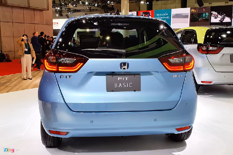 Đáng chú ý, Jazz 2020 là mẫu xe đầu tiên của Honda được lắp đặt hệ thống kết nối Honda Connect On-board với nhiều công nghệ kết nối tiên tiến như hệ thống điều khiển từ xa bằng smartphone, hệ thống cảnh báo các lỗi bất thường và hệ thống hỗ trợ khẩn cấp về sự cố giao thông. 