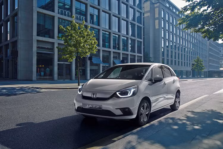 Dự kiến, Honda Jazz 2020 sẽ chính thức có mặt trên thị trường vào tháng 2 năm sau. Mức giá của xe hiện vẫn chưa được tiết lộ.