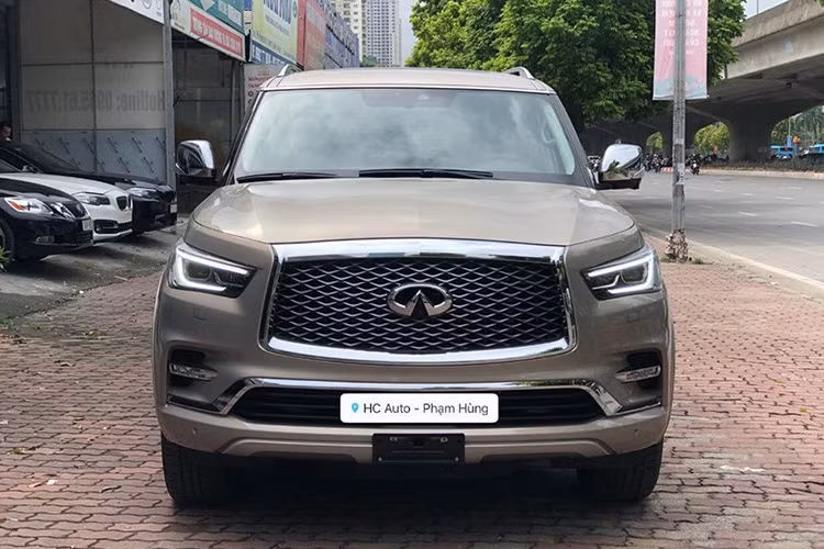 Trong khi đó, chiếc xe trong bài viết này được nhập nguyên chiếc, mới 100% từ Mỹ về bởi một showroom tư nhân tại Hà Nội. Được biết mức giá Infiniti QX80 mới này là hơn 7 tỷ đồng. Với con số này, mẫu SUV cao cấp cỡ lớn Infiniti QX80 2019 sẽ là một sự lựa chọn ít "đụng hàng" so với các đối thủ tại Việt Nam.