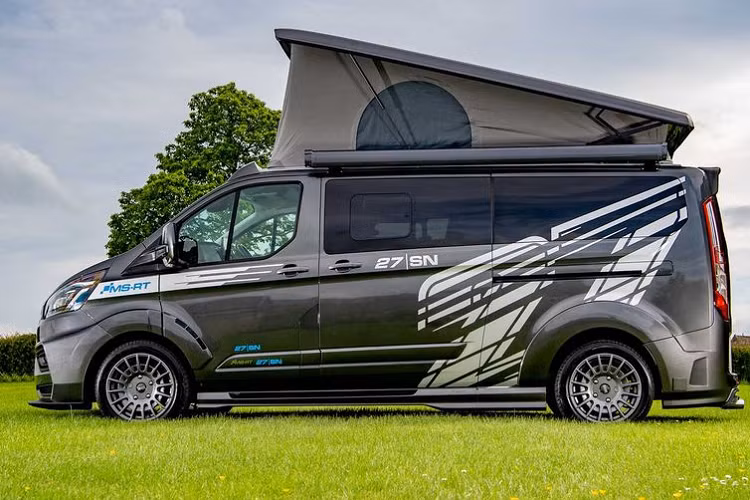 Tương tự như diện mạo bên ngoại, nội thất của chiếc xe Ford Transit Custom này cũng rất thể thao với những ghế ngồi màu trắng, kèm chỉ khâu và nhiều điểm nhấn màu xanh dương.