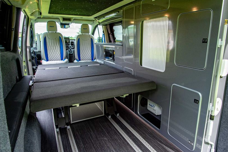 Bên cạnh đó, chiếc xe cũng sở hữu nhiều tính năng nội thất cần thiết cho mục đích chính - đó là dã ngoại, di chuyển. Vì vậy mà các ghế phía trước được thiết kế để có thể quay mặt về phía sau, gia tăng thêm chỗ ngồi khi cần, trong khi đó hàng ghế bổ sung có thể gập phẳng để làm giường.