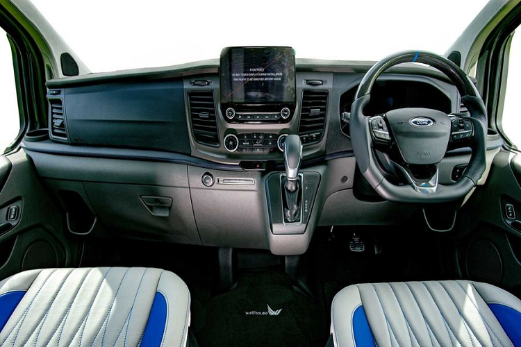 Ngay cả dây đai an toàn cũng là màu xanh dương, xe được trang bị vô lăng đáy phẳng.