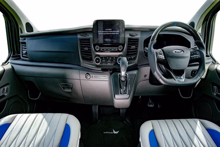 Ngay cả dây đai an toàn cũng là màu xanh dương, xe được trang bị vô lăng đáy phẳng.