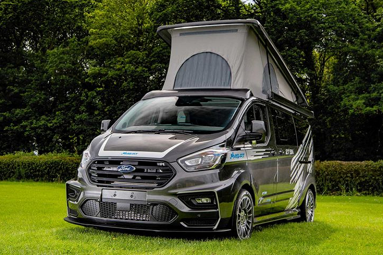Được biết, chiếc xe cắm trại Ford Transit của anh Steve North có giá gần 100.000 USD (khoảng 2,32 tỷ đồng), hãng độ MS-RT đã tung gói Transit Custom, bao gồm bộ thân xe hoàn chỉnh với lều cắm trại trên nóc, đồ họa táo bạo, ống xả kép, bánh xe 18 inch sơn màu Anthracite, định vị vệ tinh, đèn pha xenon, điều khiển hành trình thích ứng và mặt táp-lô bọc Alcantara.