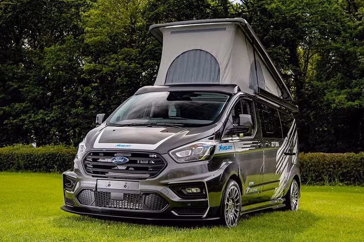 Được biết, chiếc xe cắm trại Ford Transit của anh Steve North có giá gần 100.000 USD (khoảng 2,32 tỷ đồng), hãng độ MS-RT đã tung gói Transit Custom, bao gồm bộ thân xe hoàn chỉnh với lều cắm trại trên nóc, đồ họa táo bạo, ống xả kép, bánh xe 18 inch sơn màu Anthracite, định vị vệ tinh, đèn pha xenon, điều khiển hành trình thích ứng và mặt táp-lô bọc Alcantara.