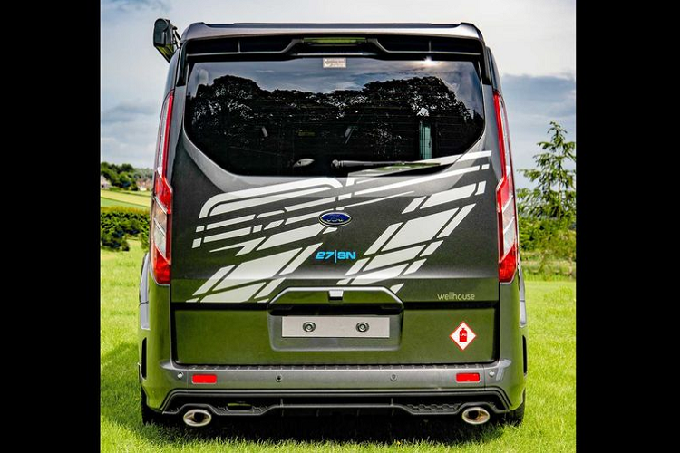 Toàn cảnh phía sau xe được trang trí khá đẹp mắt.