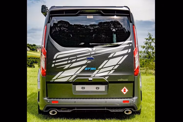 Toàn cảnh phía sau xe được trang trí khá đẹp mắt.