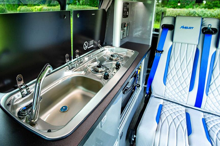 Trên xe còn có một nhà bếp đầy đủ tiện nghi gồm bếp, bồn rửa, mặt bàn và nhiều khu chứa đồ. Một chi tiết không thể bỏ qua chính là trần Starlit Alcantara kiểu Rolls-Royce.
