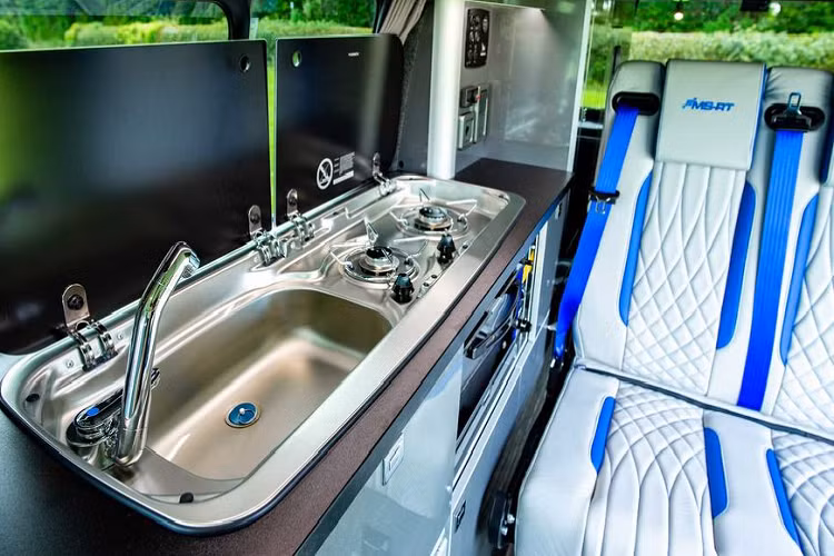 Trên xe còn có một nhà bếp đầy đủ tiện nghi gồm bếp, bồn rửa, mặt bàn và nhiều khu chứa đồ. Một chi tiết không thể bỏ qua chính là trần Starlit Alcantara kiểu Rolls-Royce.