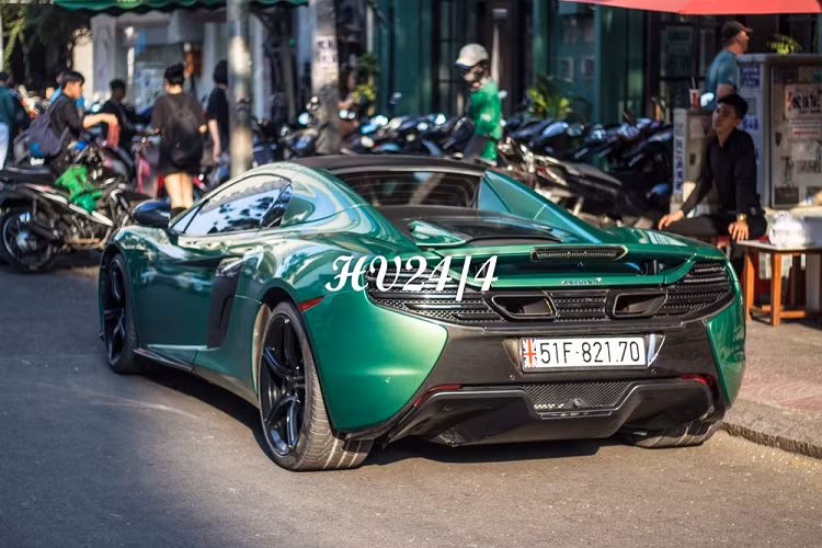 Chiếc siêu xe mui trần McLaren 650S Spider màu xanh lá cây nguyên bản có màu cam sẫm lúc mới về nước, xe sau đó về tay của ông Đặng Lê Nguyên Vũ được sơn lại thành màu trắng, và khi được chồng Diệp Lâm Anh mua lại đã cho thay áo bằng màu xanh lá cây theo phương pháp sơn lột, thay vì dán đề can quen thuộc.