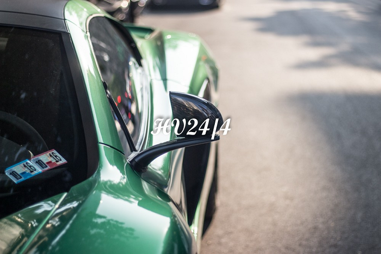 Phần nắp capô độ McLaren P1 này của siêu xe McLaren 650S Spider nhà chồng Diệp Lâm Anh đã được sơn lại thành màu xanh lá, chỉ chừa lại hai hốc gió bằng carbon để tạo điểm nhấn. Ngoài ra, chiếc siêu xe mui trần McLaren 650S Spider của chồng Diệp Lâm Anh còn có nhiều chi tiết bằng carbon bóng nguyên bản theo xe để tạo điểm nhấn với bộ áo xanh lá của xe. Đơn cử như toàn bộ cản va trước của xe bằng carbon.