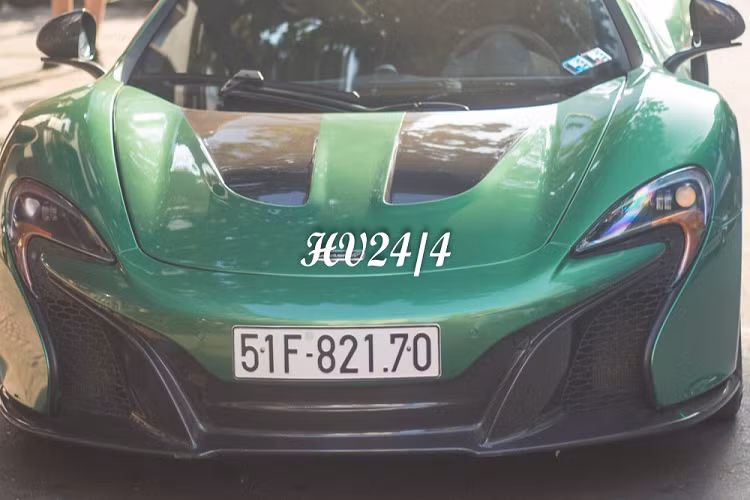Quá trình sơn đổi màu cho siêu xe mui trần McLaren 650S Spider này mất hơn 2 ngày làm việc. Trước đó, chồng Diệp Lâm Anh cũng đã chọn cách thay áo bằng màu sơn lột cho chiếc xe siêu sang Mercedes-Maybach S450 4Matic trị giá hơn 7 tỷ đồng. Xe khoác ngoại thất màu xanh dương nhạt kết hợp màu trắng.