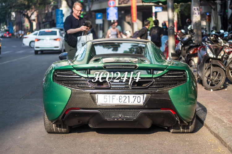 Chiếc siêu xe mui trần McLaren 650S Spider màu trắng của chồng Diệp Lâm Anh đã được khoác lên mình bộ áo tươi mới màu xanh lá cây bằng phương pháp sơn lột còn khá kén chọn các đại gia chơi. Có thể thấy, không ít bạn trẻ và cả những du khách nước ngoài liên tục chụp ảnh chiếc siêu xe McLaren 650S Spider này.