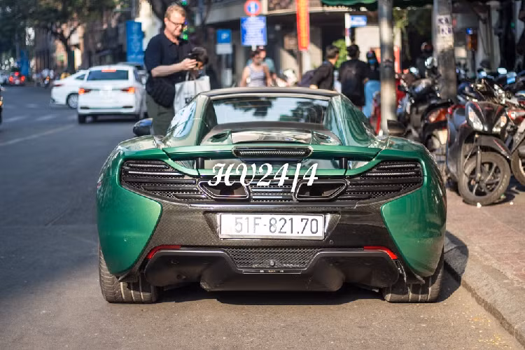 Chiếc siêu xe mui trần McLaren 650S Spider màu trắng của chồng Diệp Lâm Anh đã được khoác lên mình bộ áo tươi mới màu xanh lá cây bằng phương pháp sơn lột còn khá kén chọn các đại gia chơi. Có thể thấy, không ít bạn trẻ và cả những du khách nước ngoài liên tục chụp ảnh chiếc siêu xe McLaren 650S Spider này.