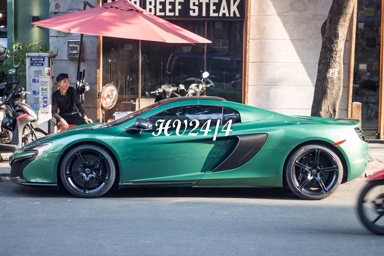 Thực tế ra, chiếc siêu xe mui trần McLaren 650S Spider màu xanh lá cây mới xuất hiện trên đường Ngô Đức Kế vào chiều nay là một sản phẩm của quá trình thay áo bằng phương pháp sơn lột. Cách chơi này còn rất kén chọn các đại gia Việt tìm đến để thay áo cho siêu xe.