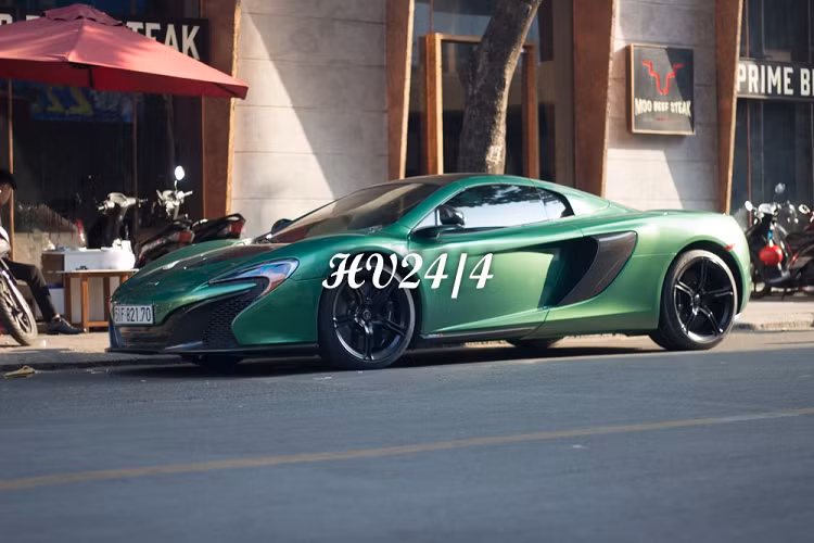 Hiện tại Việt Nam đã có khoảng 7 chiếc siêu xe mui trần McLaren 650S Spider với các màu sắc như cam McLaren (3 chiếc), xanh Aurora Blue, màu vàng, cam sẫm sơn lại màu trắng hay chiếc McLaren 650S Spider MSO bản giới hạn 25 chiếc trên toàn thế giới mang màu Sarigan Quartz, bạc kim loại pha với vàng nhạt nhưng chưa hề có chiếc McLaren 650S Spider xanh lá nào xuất hiện.