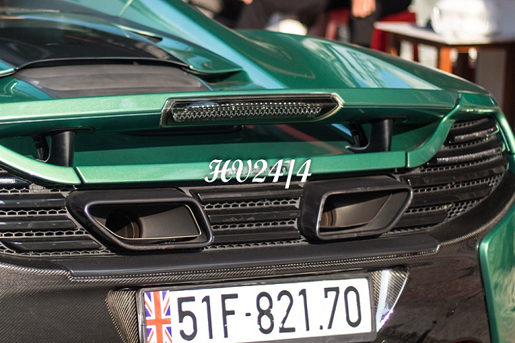 Ngoài ra là toàn bộ phần đuôi xe cũng bằng carbon phối khá ăn ý với bộ áo xanh lá được sơn đổi màu có thể lột ra khi chán. McLaren 650S Spider của chồng Diệp Lâm Anh là phiên bản mui trần và sở hữu kiểu mui xếp cứng có thể đóng hoặc mở mui trong thời gian 16 giây.