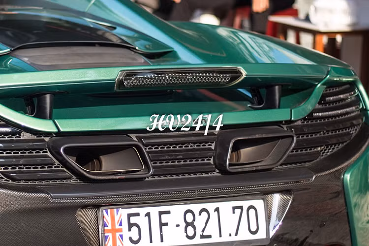 Ngoài ra là toàn bộ phần đuôi xe cũng bằng carbon phối khá ăn ý với bộ áo xanh lá được sơn đổi màu có thể lột ra khi chán. McLaren 650S Spider của chồng Diệp Lâm Anh là phiên bản mui trần và sở hữu kiểu mui xếp cứng có thể đóng hoặc mở mui trong thời gian 16 giây.