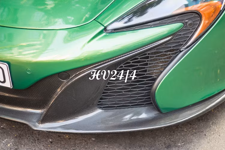 Trước khi thực hiện việc đổi màu sơn cho chiếc siêu xe mui trần McLaren 650S Spider, chồng Diệp Lâm Anh đã độ lại phần nắp capô của xe theo mẫu McLaren P1, vốn chỉ có 375 chiếc được sản xuất trên toàn thế giới.