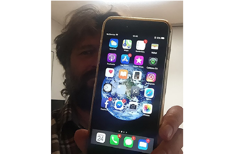 iPhone 6s van chay tot sau khi roi tu may bay xuong dat-Hinh-2