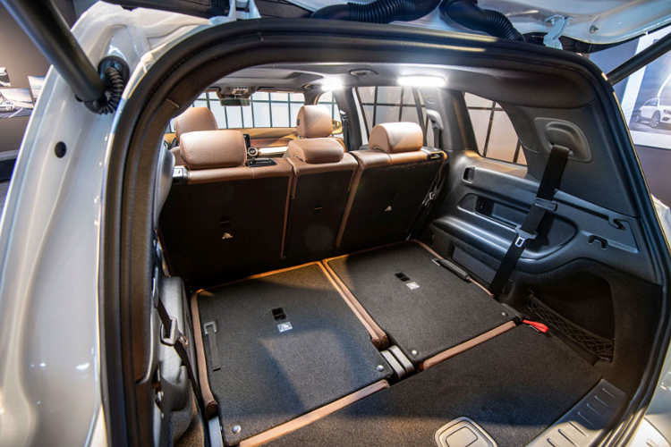 Nhưng bên trong cabin xe sẽ được trang bị cụm đồng hồ hỗ trợ lái &amp; màn hình cảm ứng trung tâm kỹ thuật số ‘’chạy’’ hệ điều hành MBUX cho phép người lái điều khiển bằng giọng nói, tương thích với Apple CarPlay và Android Auto.