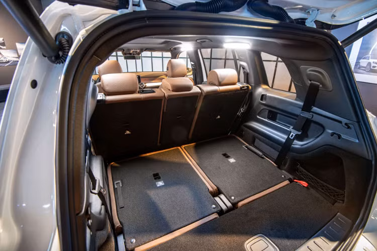 Nhưng bên trong cabin xe sẽ được trang bị cụm đồng hồ hỗ trợ lái &amp; màn hình cảm ứng trung tâm kỹ thuật số ‘’chạy’’ hệ điều hành MBUX cho phép người lái điều khiển bằng giọng nói, tương thích với Apple CarPlay và Android Auto.