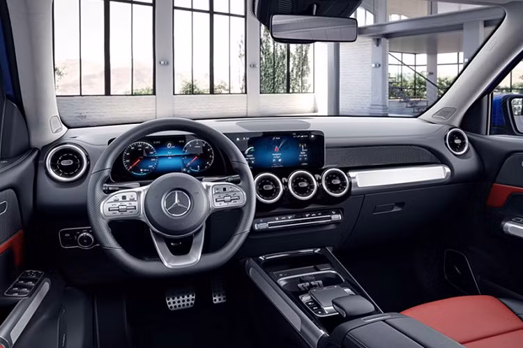 Sức mạnh được truyền xuống cầu trước (FWD) thông qua hộp số tự động ly hợp kép 7 cấp (7G DCT). Nhờ đó, chiếc crossover 7 chỗ có thể tăng tốc từ 0 – 100 km/h chỉ 9,1 giây trước khi đạt tốc độ tối đa 207 km/h. Theo ‘’Mẹc’’, GLB 200 có mức tiêu thụ nhiên liệu kết hợp (combined) từ 6.0 – 6.2 L/100 km.