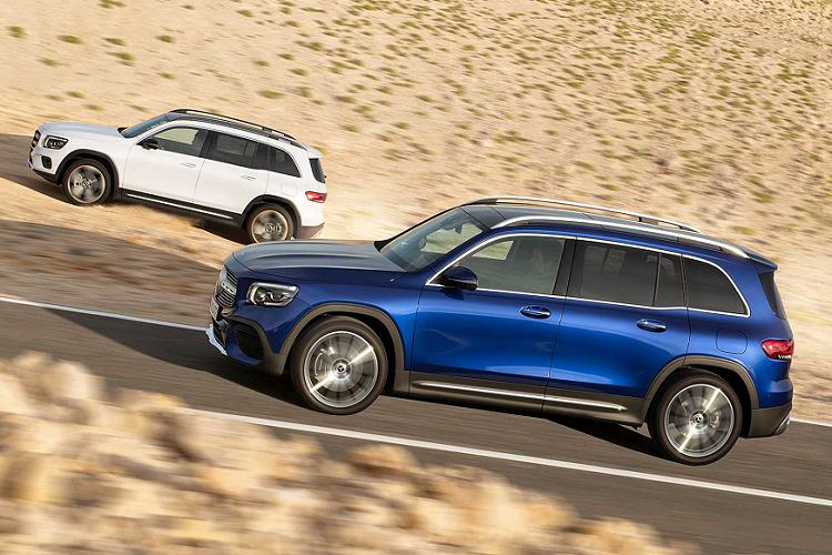 Khi nói về kích thước, GLB sở hữu kích thước DxRxC lần lượt: 4.634 x 1.834 x 1.658 mm, đi cùng với chiều dài cơ sở 2.829 mm. Làm so sánh, GLB ngắn hơn 22mm so với GLC về chiều dài tổng thể, đồng thời ngắn hơn GLC 144mm về chiều dài cơ sở. (GLC: 4.656 x 1.890 x 1.644 mm + 2.873).