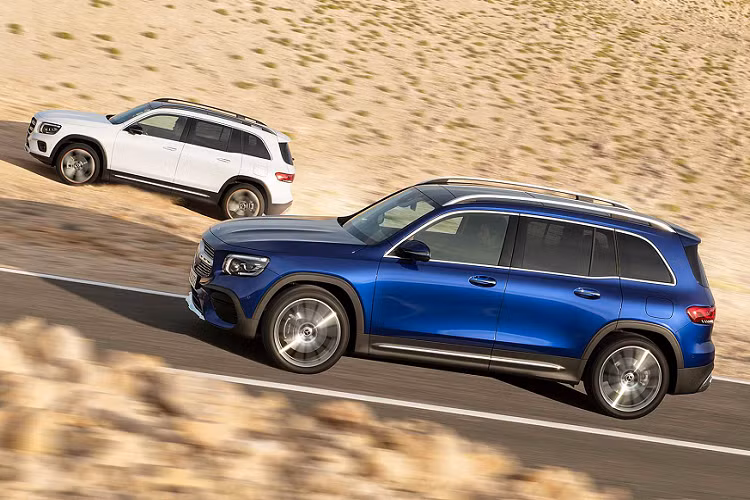 Khi nói về kích thước, GLB sở hữu kích thước DxRxC lần lượt: 4.634 x 1.834 x 1.658 mm, đi cùng với chiều dài cơ sở 2.829 mm. Làm so sánh, GLB ngắn hơn 22mm so với GLC về chiều dài tổng thể, đồng thời ngắn hơn GLC 144mm về chiều dài cơ sở. (GLC: 4.656 x 1.890 x 1.644 mm + 2.873).