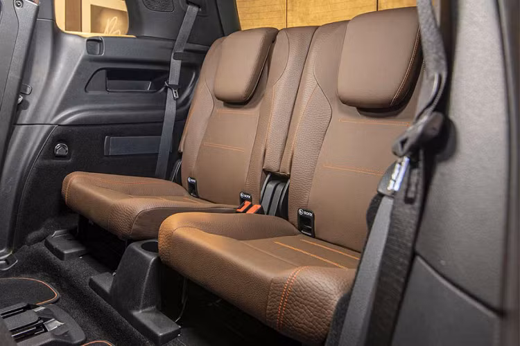 Ngoại thất GLB 200 AMG được trang bị bộ bodykit thể thao của AMG, ‘’dàn chân’’ xe sử dụng bộ mâm 5 chấu kép quen thuộc của AMG với kích thước 19 inch. Hiện tại, options chi tiết của GLB 200 AMG tại Việt Nam chưa được tiết lộ.