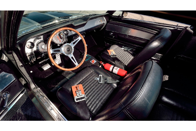 Mặc dù chiếc xe được biết rộng rãi, tuy nhiên lịch sử của chiếc xe vẫn rất thú vị. Các bản phác thảo ban đầu được tạo ra bởi Steve Stanford và thiết kế được điều chỉnh bởi Chip Foose. Sau khi thiết kế hoàn thành, Cinema Vehicle Services bắt đầu độ phiên bản Eleanor trên chiếc Ford Mustang 1967. Chiếc xe được lấy cảm hứng từ mẫu GT500 và trang bị la zăng độ, thêm đèn phụ và sơn màu Pepper Gray Metallic.