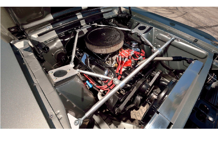 Nội thất của xe được nâng với vô lăng bằng gỗ, bàn đạp ga và phanh bằng nhôm, cần số của Hurst đi kèm nút bấm “Go Baby Go”. Chiếc xe có ghế sau nhỏ, công tắc kích hoạt bình ni-tơ và đồng hồ đo tốc độ.