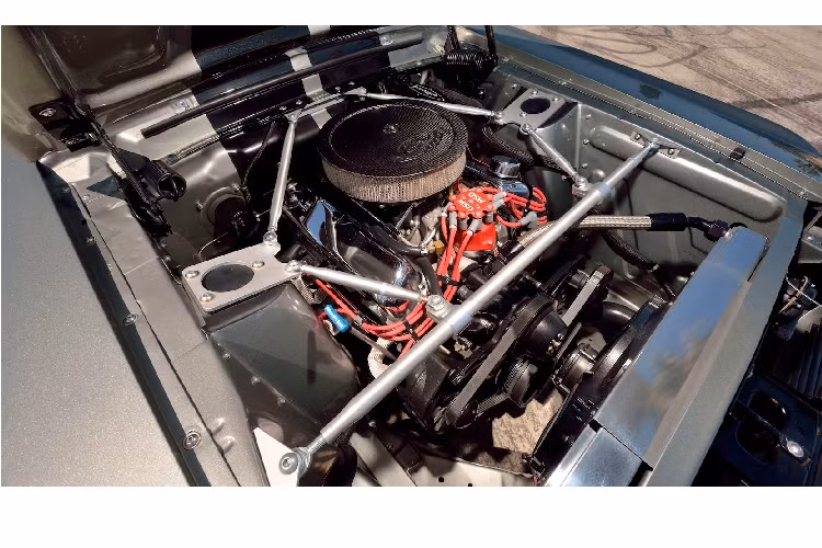 Nội thất của xe được nâng với vô lăng bằng gỗ, bàn đạp ga và phanh bằng nhôm, cần số của Hurst đi kèm nút bấm “Go Baby Go”. Chiếc xe có ghế sau nhỏ, công tắc kích hoạt bình ni-tơ và đồng hồ đo tốc độ.