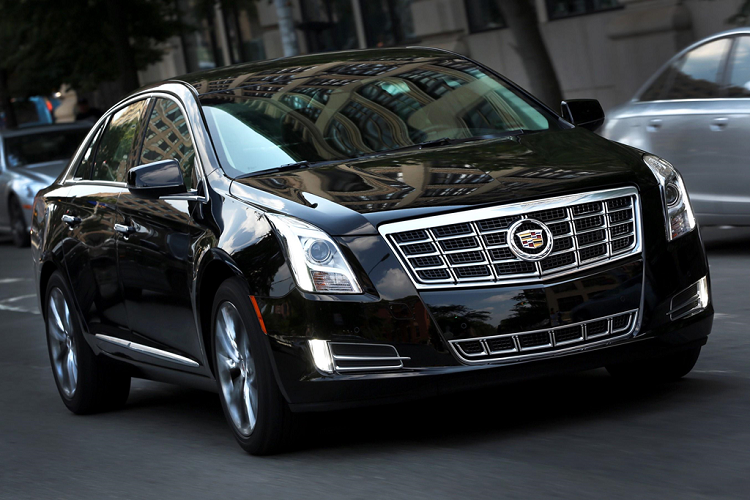 Phải nhờ đến sự thuyết phục của bà Mary Barra, CEO của General Motors, Buffett mới chịu đổi lên chiếc Cadillac XTS có giá 55.000 USD vào năm 2014. Sau đó, chiếc DTS được bán đấu giá và thu về số tiền hơn 122.000 USD cho quỹ Girls Incorporated tại quê nhà Omaha, bang Nebraska.