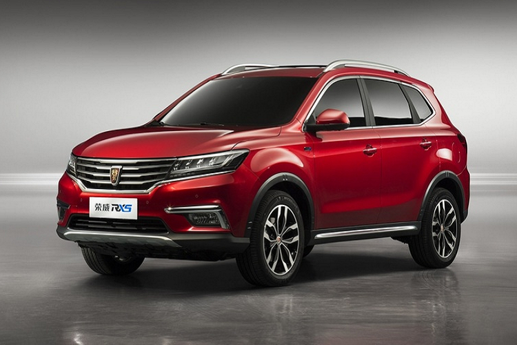 Bạn sẽ không thể ngờ rằng một người giàu nhất một quốc gia đông dân nhất thế giới lại đi một mẫu xe ôtô bình dân, xuất xứ nội địa. Chiếc Roewe RX5 của Jack Ma có giá 25.000 USD, thuộc hãng xe SAIC - một trong bốn hãng xe lớn nhất Trung Quốc.