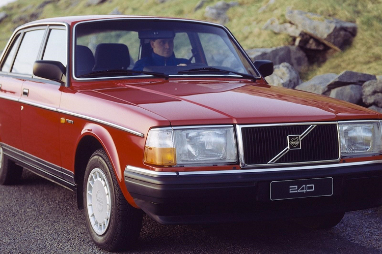 Kamprad dành phần lớn thời gian cuộc đời sống ở Thụy Sĩ cũng như thành lập các tập đoàn khác nhau để né thuế cá nhân và thuế kinh doanh tại Thụy Điển. Dù vậy, vị tỷ phú vẫn nhớ về quê nhà khi sử dụng mẫu xe của Thụy Điển - chiếc Volvo 240 1993 trị giá 25.000 USD - cho đến khi không thể lái xe được nữa.